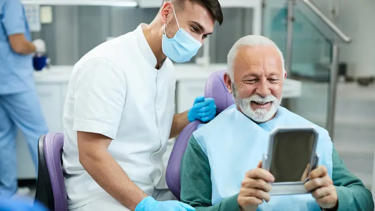 Un dentista atendiendo a un paciente. CEDIDA