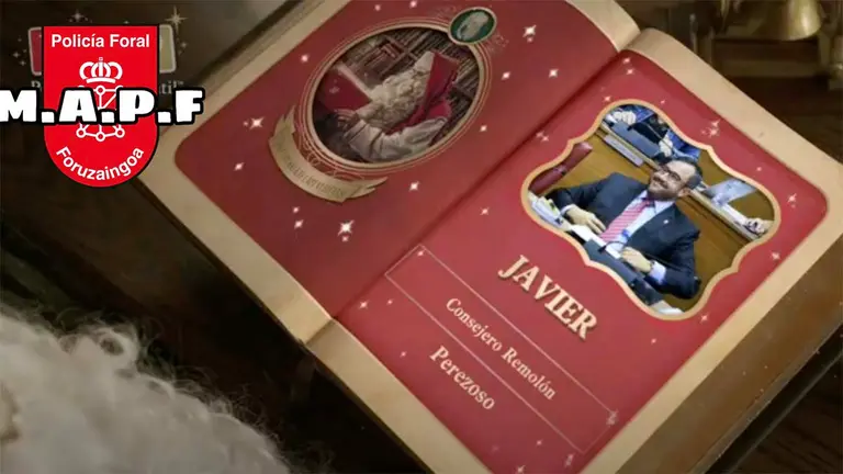 Papá Noel no está satisfecho con el consejero Javier Remírez en el nuevo montaje de la Policía Foral. CEDIDA