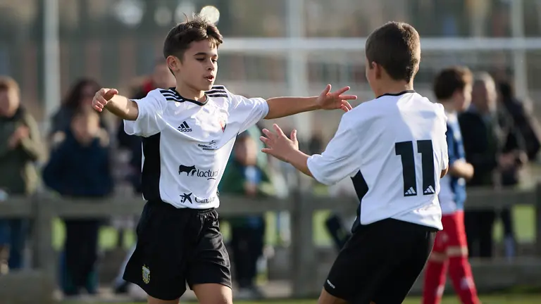Lizarra Ikastola se enfrenta a Atargi durante la segunda jornada del torneo interescolar 2022. PABLO LASAOSA