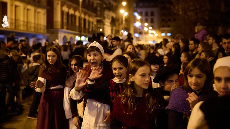 Olentzero desfila por las calles de Pamplona durante la Navidad de 2022. PABLO LASAOSA