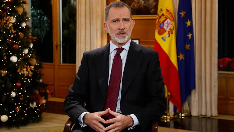 El rey Felipe VI pronuncia su tradicional discurso de Nochebuena, el noveno de su reinado, en un momento marcado por la crispación entre los partidos políticos y por la crisis institucional sin precedentes abierta entre el Gobierno y el Tribunal Constitucional (TC) tras frenar éste la tramitación parlamentaria de la reforma para la elección de sus magistrados. EFE/Ballesteros POOL  ***EMBARGADA SU PUBLICACIÓN HASTA LAS 21:00 HORAS***