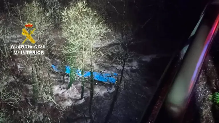 El autobús caído en el río Lérez.
GUARDIA CIVIL