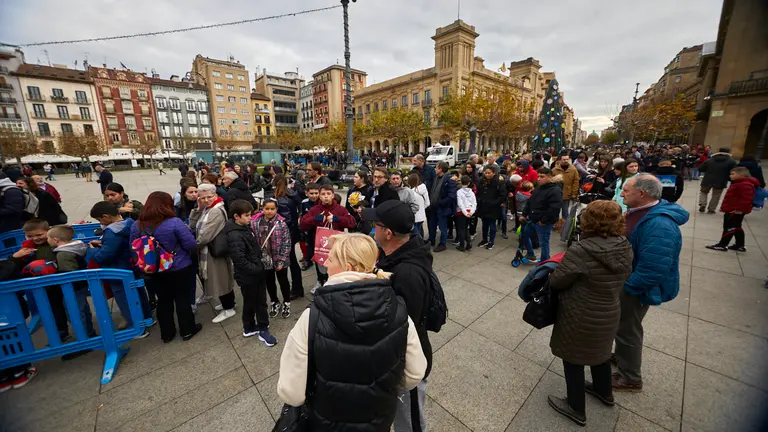 Aimar Oroz y Jon Moncayola, de Osasuna masculino, Miriam Rivas y Patricia Zugasti, de Osasuna Femenino, y Asier Bolivar y Desisse Vanesa Vera, de Osasuna Genuine han estado en la Feria de Navidad de la Plaza del Castillo firmando autógrafos a los aficionados rojillos. IÑIGO ALZUGARAY