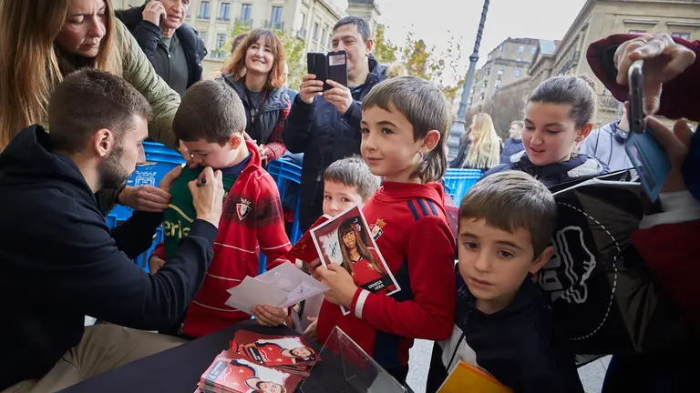 Aimar Oroz y Jon Moncayola, de Osasuna masculino, Miriam Rivas y Patricia Zugasti, de Osasuna Femenino, y Asier Bolivar y Desisse Vanesa Vera, de Osasuna Genuine han estado en la Feria de Navidad de la Plaza del Castillo firmando autógrafos a los aficionados rojillos. IÑIGO ALZUGARAY