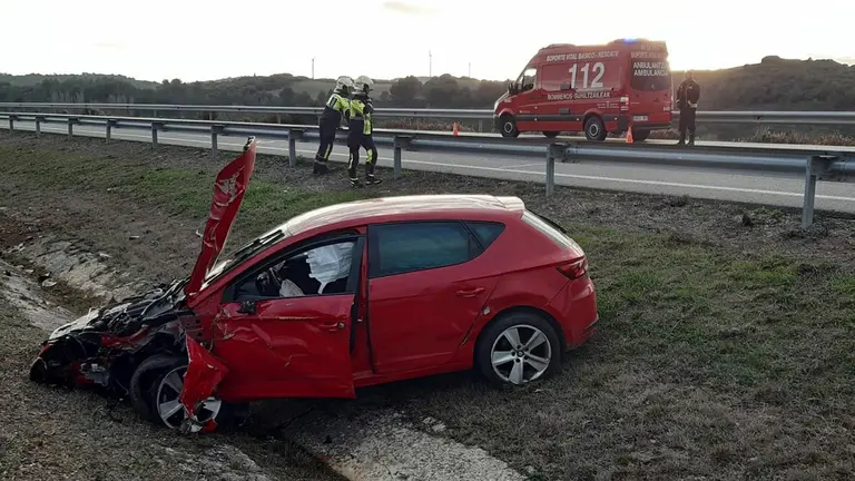 Un herido leve en una salida de vía con vuelco en la AP-15 en Pueyo. BOMBEROS DE NAVARRA