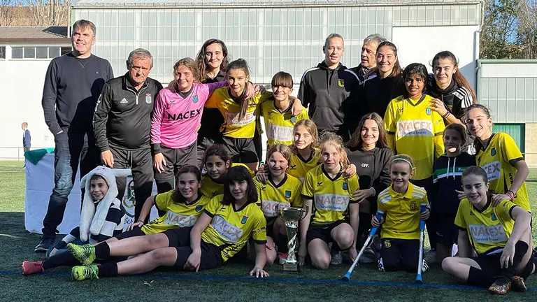Las jugadoras del Lagunak de Barañáin celebran el triunfo en el Memorial Tomás Caballero en Oberena. Cedida.