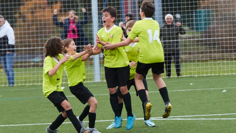 Partido de dieciseisavos de final del XL Torneo Interescolar de Fundación Osasuna en categoría mixta entre Camino de Santiago y Cardenal Ilundain disputado en las instalaciones de Tajonar. IÑIGO ALZUGARAY