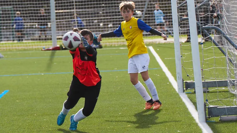 Partido de dieciseisavos de final del XL Torneo Interescolar de Fundación Osasuna en categoría mixta entre Hermanas Uriz Pi y Maristas disputado en las instalaciones de Tajonar. IÑIGO ALZUGARAY