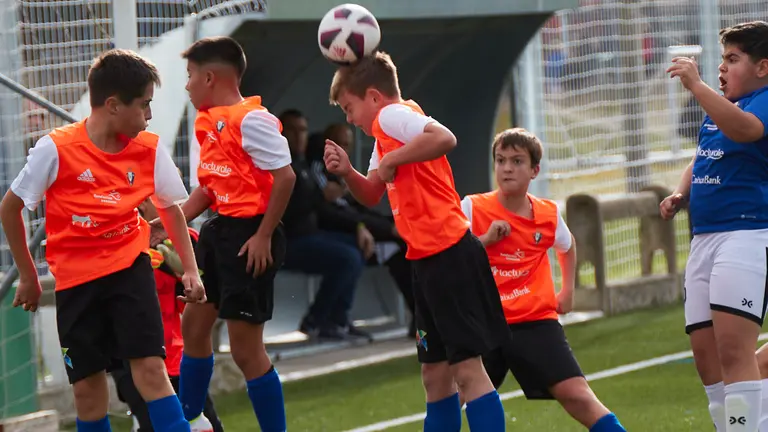 Partido de dieciseisavos de final del XL Torneo Interescolar de Fundación Osasuna en categoría mixta entre Juan Bautista Irurzun y Erreniega disputado en las instalaciones de Tajonar. IÑIGO ALZUGARAY