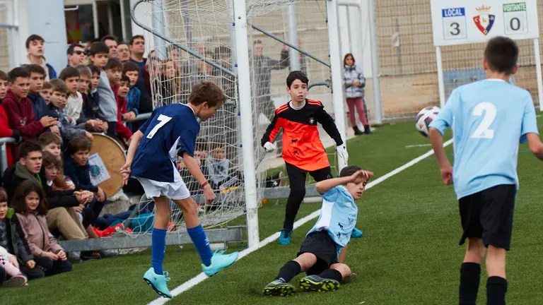 Partido de dieciseisavos de final del XL Torneo Interescolar de Fundación Osasuna en categoría mixta entre San Miguel de Noáin y San Cernin disputado en las instalaciones de Tajonar. IÑIGO ALZUGARAY