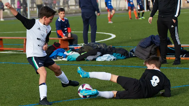 Partido de dieciseisavos de final del XL Torneo Interescolar de Fundación Osasuna en categoría mixta entre Teresianas y Lorenzo Goicoa disputado en las instalaciones de Tajonar. IÑIGO ALZUGARAY