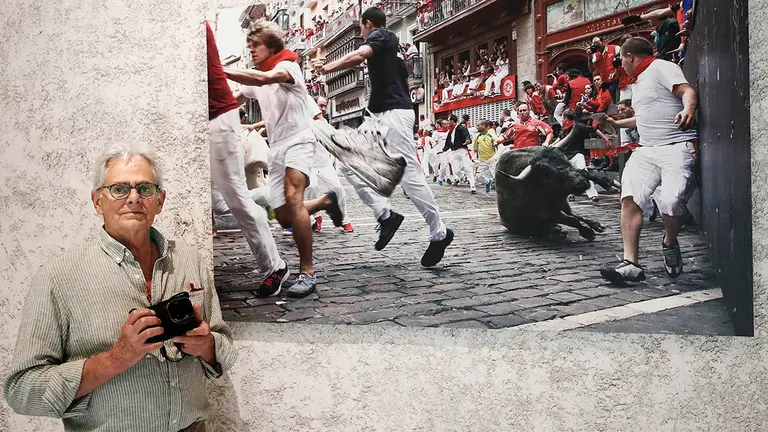 El fotoperiodista estadounidense Jim Hollander el día que presentó en el Palacio del Condestable una exposición con quince imágenes de gran formato en la que reflejó la esencia de su mirada sobre los Sanfermines. EFE/Jesús Diges
