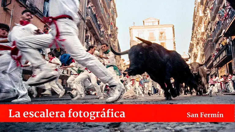 7 de julio 1993. Just for the Lark of It (Solo por el gusto de hacerlo). Encierro en la curva de Mercaderes con toros de “Cebada Gago” (Foto Jim Hollander. Cortesía del autor)