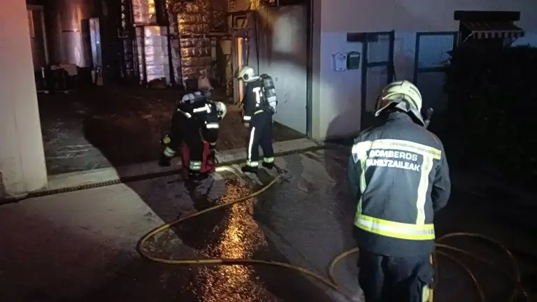 Extinguido un incendio en una nave de productos agrícolas en Aberin. BOMBEROS DE NAVARRA