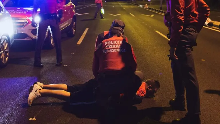 Un agente coloca las esposas a un hombre en una detención. POLICÍA FORAL