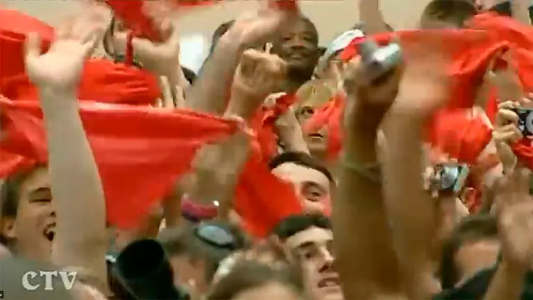 Imagen de los jóvenes pamploneses ondeando los pañuelos de San Fermín durante su visita al papa Benedicto XVI. CEDIDA