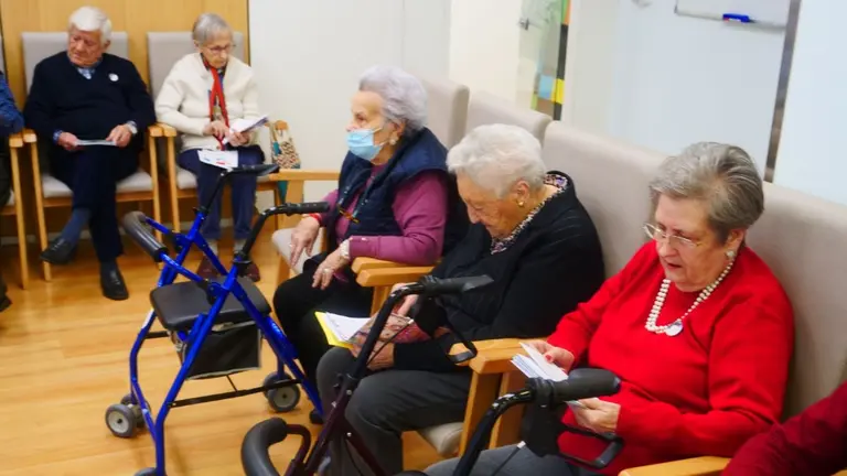 Los comerciantes han entregado a las personas mayores las felicitaciones de Navidad. CEDIDA