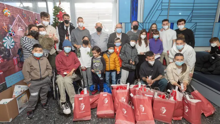 Los jugadores han llevado regalos a los niños hospitalizados. CEDIDA
