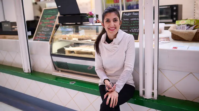 Alicia Cubillo, de El Valle Vegg, nuevo negocio totalmente vegano en el Mercado de Santo Domingo. PABLO LASAOSA