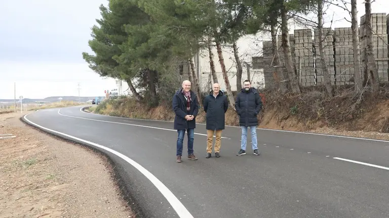 El alcalde de Murchante, Luis Sancho, el consejero de Cohesión Territorial, Bernardo Ciriza, y el director general de Administración Local y Despoblación, Jesús Mari Rodríguez, durante la visita a las obras realizadas en el camino junto al río Alhama. CEDIDA