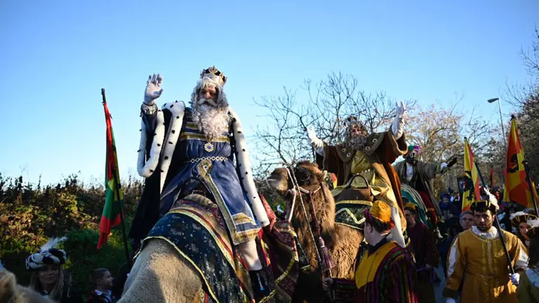 Los Reyes Magos llegan a Pamplona por el Puente de la Magdalena y el Portal de Francia para la posterior cabalgata por la ciudad. PABLO LASAOSA