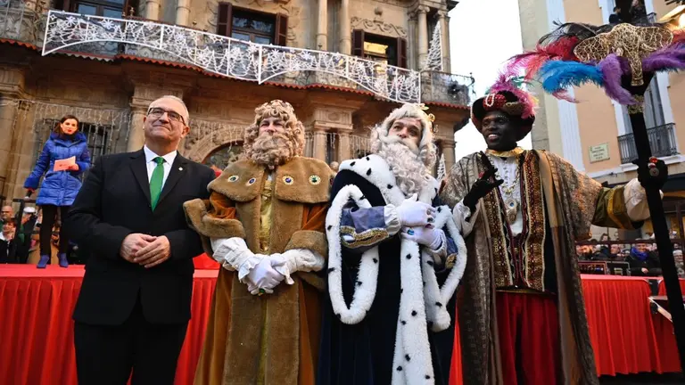 Los Reyes Magos llegan a Pamplona por el Puente de la Magdalena y el Portal de Francia para la posterior cabalgata por la ciudad. PABLO LASAOSA