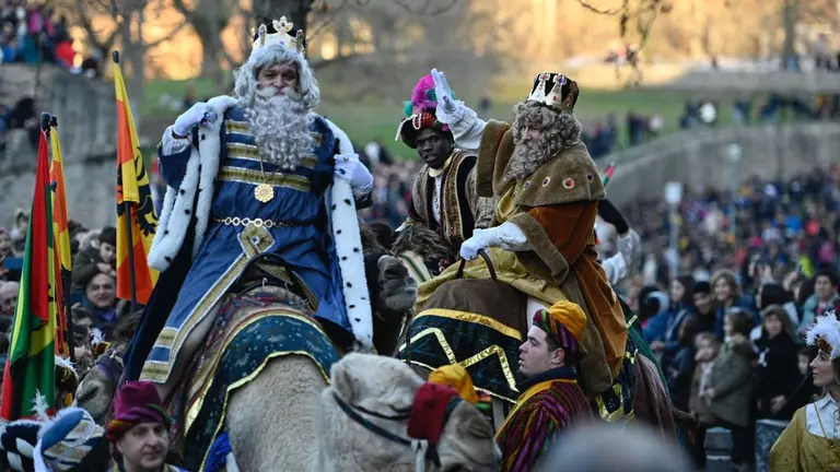 Los Reyes Magos llegan a Pamplona por el Puente de la Magdalena y el Portal de Francia para la posterior cabalgata por la ciudad. PABLO LASAOSA