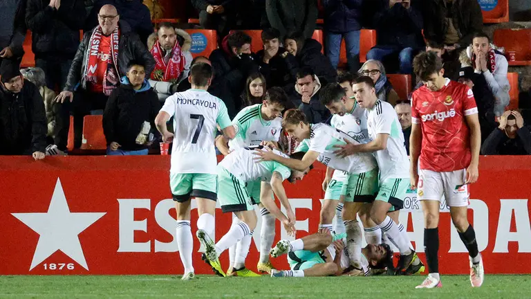 Los jugadores del Osasuna, celebran el segundo gol del equipo marcado en la segunda parte de la prórroga durante el partido de dieciseisavos de final de la Copa del Rey contra el Nàstic jugado esta tarde en el Estadi Costa Daurada de Tarragona, el Osasuna por tanto se clasificó para los octavos de final de la competición. EFE/Quique Garcia.