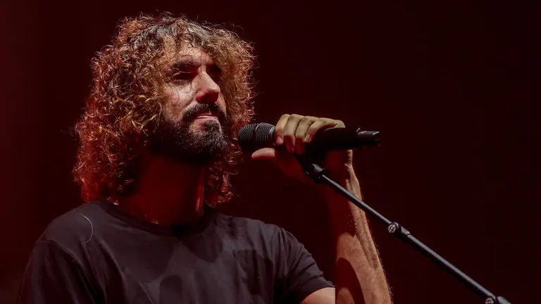 Mikel Izal actúa durante su despedida de los escenarios, en el WiZink Center, a 29 de octubre de 2022, en Madrid (España). RICARDO RUBIO / EUROPA PRESS
