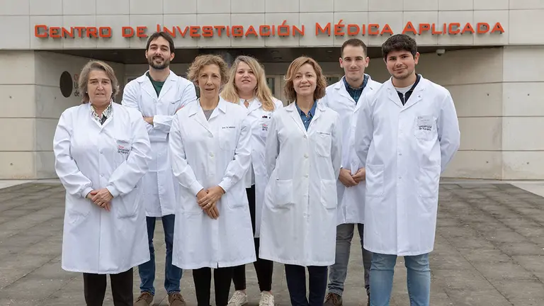 Sandra Hervás (tercera por la izquierda) junto a investigadores del Cima Universidad de Navarra. CIMA UNIVERSIDAD DE NAVARRA