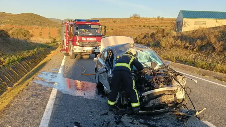 Un bombero trabajando sobre el vehículo siniestrado este martes en Arróniz. BOMBEROS DE NAVARRA