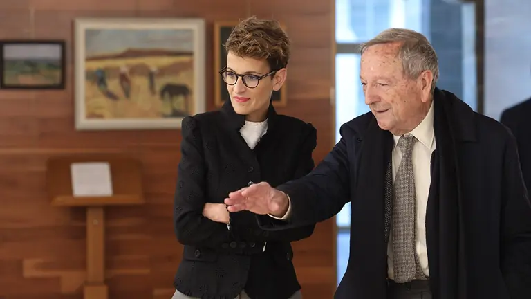 La presidenta del Gobierno de Navarra visita junto a Rafael Moneo la exposición dedicada al arquitecto. GOBIERNO DE NAVARRA