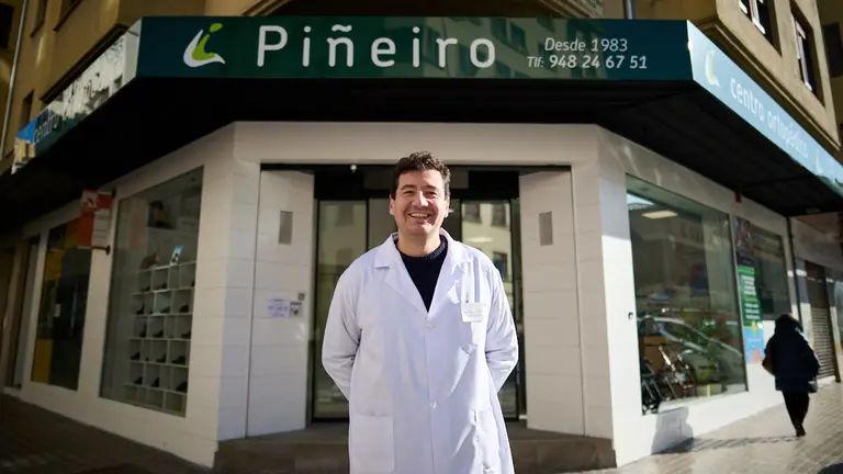 Jesús A. Piñeiro delante de la Ortopedia Piñeiro, en la calle Navarro Villoslada 15. PABLO LASAOSA