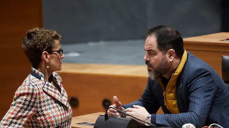 Chivite y Alzorriz (PSN) en el pleno del Parlamento de Navarra. IÑIGO ALZUGARAY