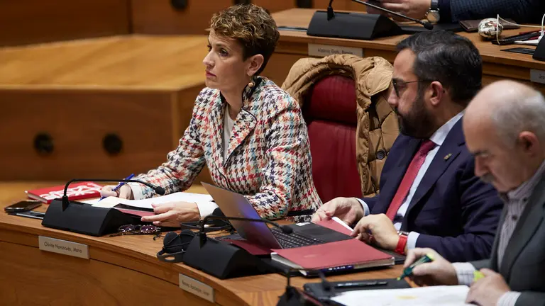 Chivite, Remírez y Aierdi en el pleno del Parlamento de Navarra. IÑIGO ALZUGARAY