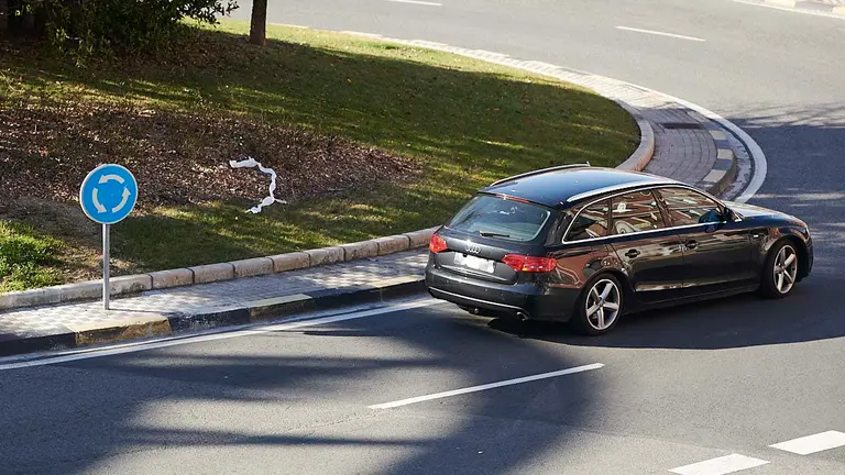 Imagen de archivo de un coche a su paso por una rotonda. PABLO LASAOSA