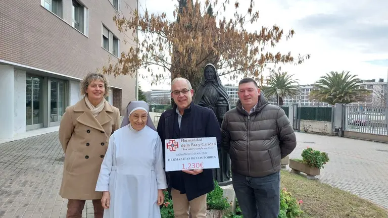 Entrega del donativo a las Hermanitas de los Pobres. CEDIDA