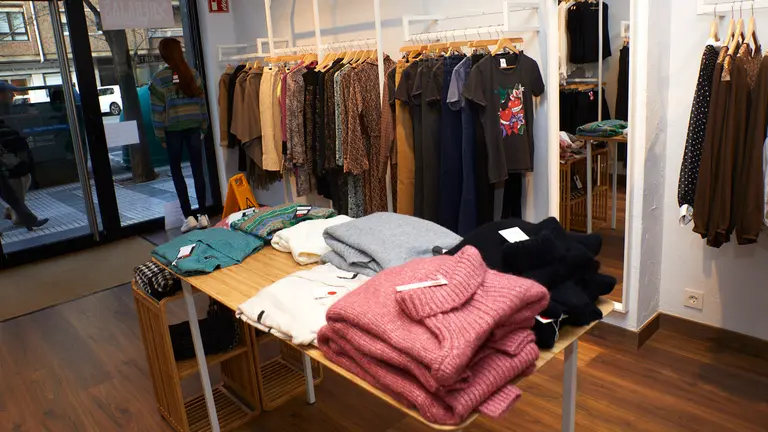 Tienda de ropa 'Esencia Infinita', en calle Iñigo Arista 9 de Pamplona. IÑIGO ALZUGARAY