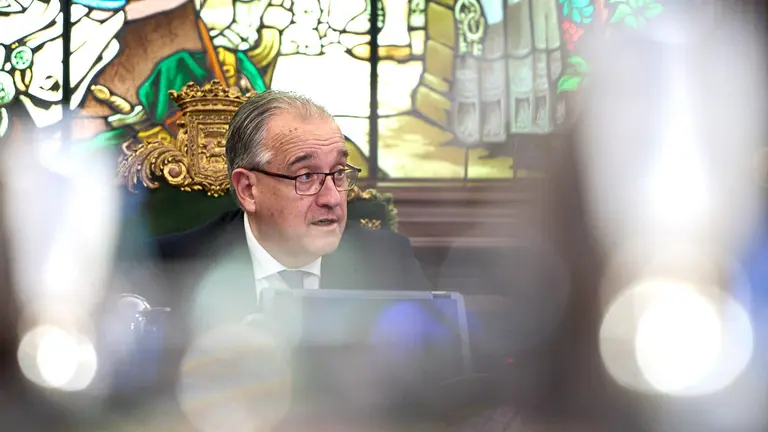 El alcalde Enrique Maya durante la celebración del pleno del Ayuntamiento. PABLO LASAOSA