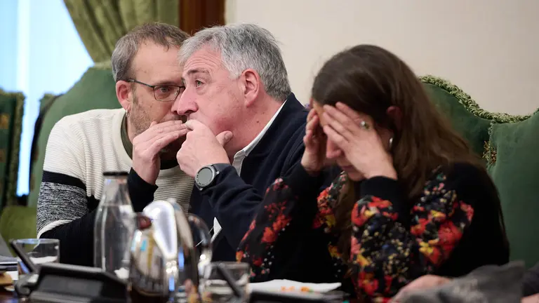 Endika Alonso y Joseba Asirón junto a Maider Beloki durante la celebración del pleno del Ayuntamiento. PABLO LASAOSA
