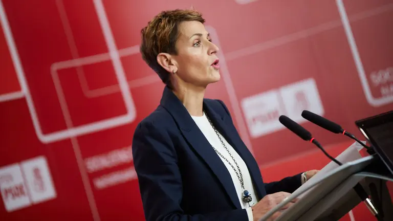 La secretaria general del PSN y presidenta del Gobierno de Navarra, María Chivite, ofrece una rueda de prensa en la sede del partido. IÑIGO ALZUGARAY