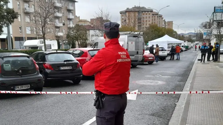 Agentes de la Policía Foral en el lugar del asesinato en Villava.