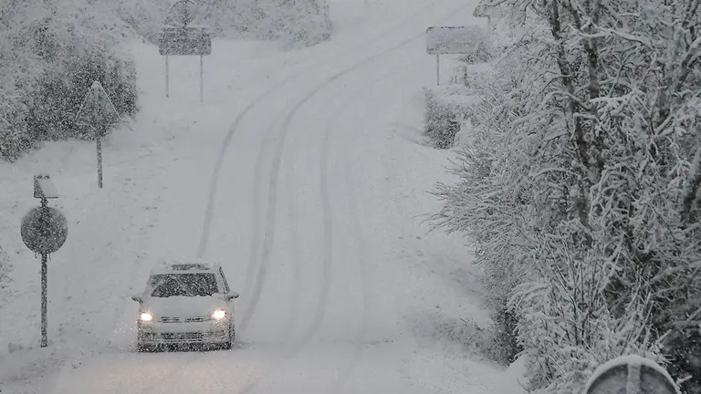 GRAFCAV4037. VISCARRET (NAVARRA), 16/01/2023.- Un vehículo circula por la N-135 en la localidad de Viscarret donde una intensa nevada caída durante la jornada de este lunes cubre completamente la carretera. EFE/ Jesus Diges
