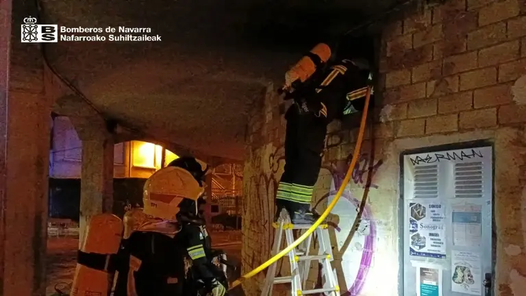 Las llamas afectaban a un espacio cerrado entre dos bajeras. BOMBEROS DE NAVARRA