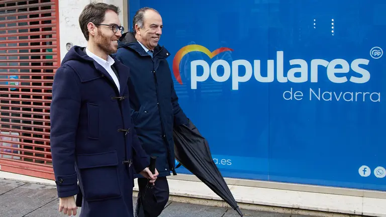Llegada de Carlos García Adanero y Sergio Sayas a la sede del PP, donde han sido recibidos por el líder del partido en Navarra, Javier García, antes de la reunión para analizar la posible integración de los dos diputados en la estructura del PPN. IÑIGO ALZUGARAY