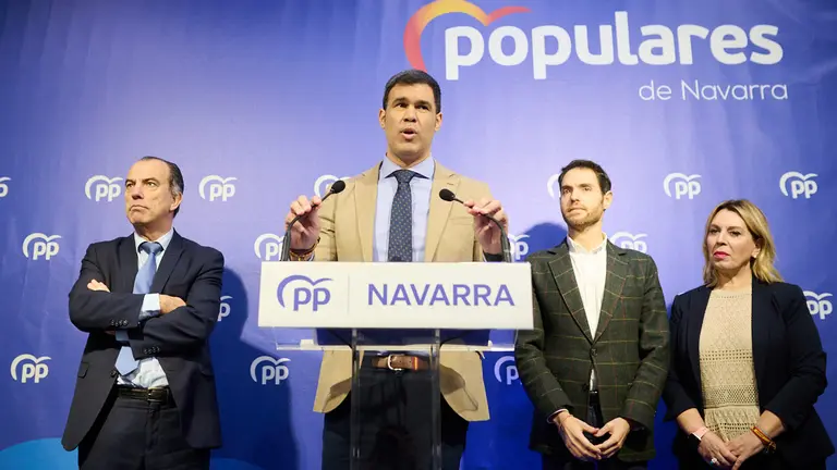 El presidente del PP de Navarra, Javier García y la senadora del PP Amelia Salanueva firman un acuerdo de concurrir juntos a las elecciones generales y forales con los integrantes de Plataforma Navarra Carlos García Adanero y Sergio Sayas. PABLO LASAOSA