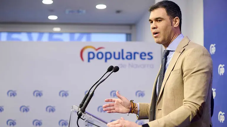 Los diputados suspendidos de militancia por UPN, Sergio Sayas y Carlos García Adanero, fundadores de la Plataforma Navarra, durante la firma del acuerdo con el presidente del PP navarro, Javier García, por el que se presentarán a las elecciones forales y municipales bajo las siglas del PP. FOTO: PP