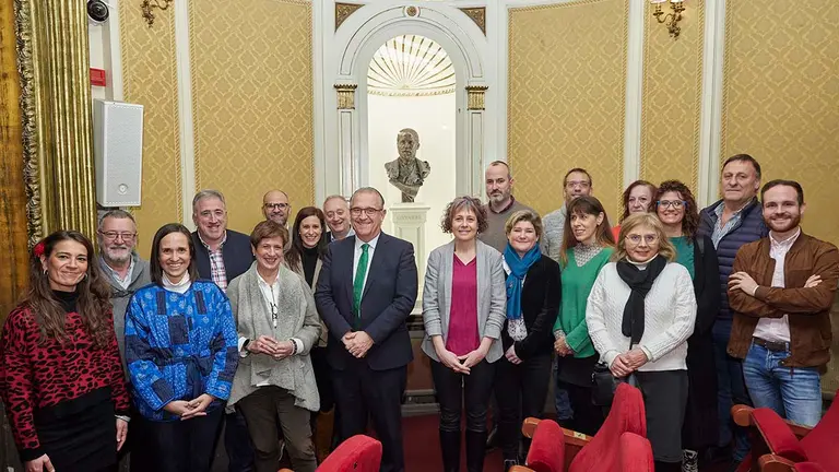 El Ayuntamiento, tras 80 años de vicisitudes, coloca en el Teatro Gayarre el busto de bronce del tenor roncales que le da nombre, una obra realizada por Mariano Benlliure. AYUNTAMIENTO DE PAMPLONA