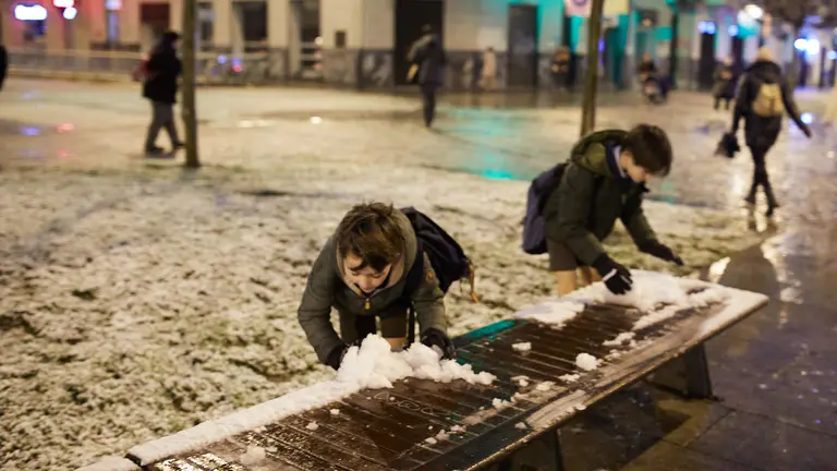 Las calles de Pamplona amanecen cubiertas por una fina capa de nieve tras la primera nevada de 2023 en la capital navarra. IÑIGO ALZUGARAY