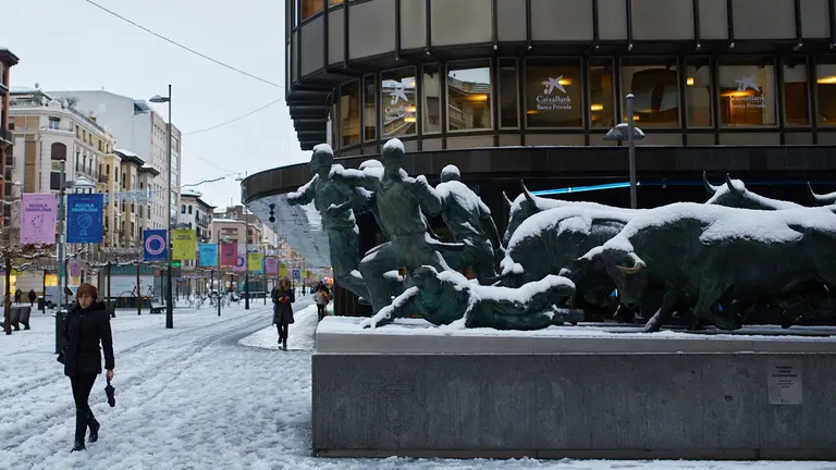 Pamplona vuelve a despertar cubierta de nieve tras la nevada de las últimas horas. IÑIGO ALZUGARAY